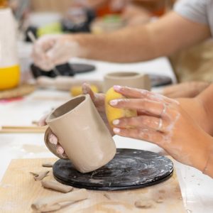 Alumno modelando su taza en barro en el taller de cerámica málaga