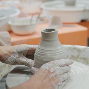 creando una pieza de cerámica con torno